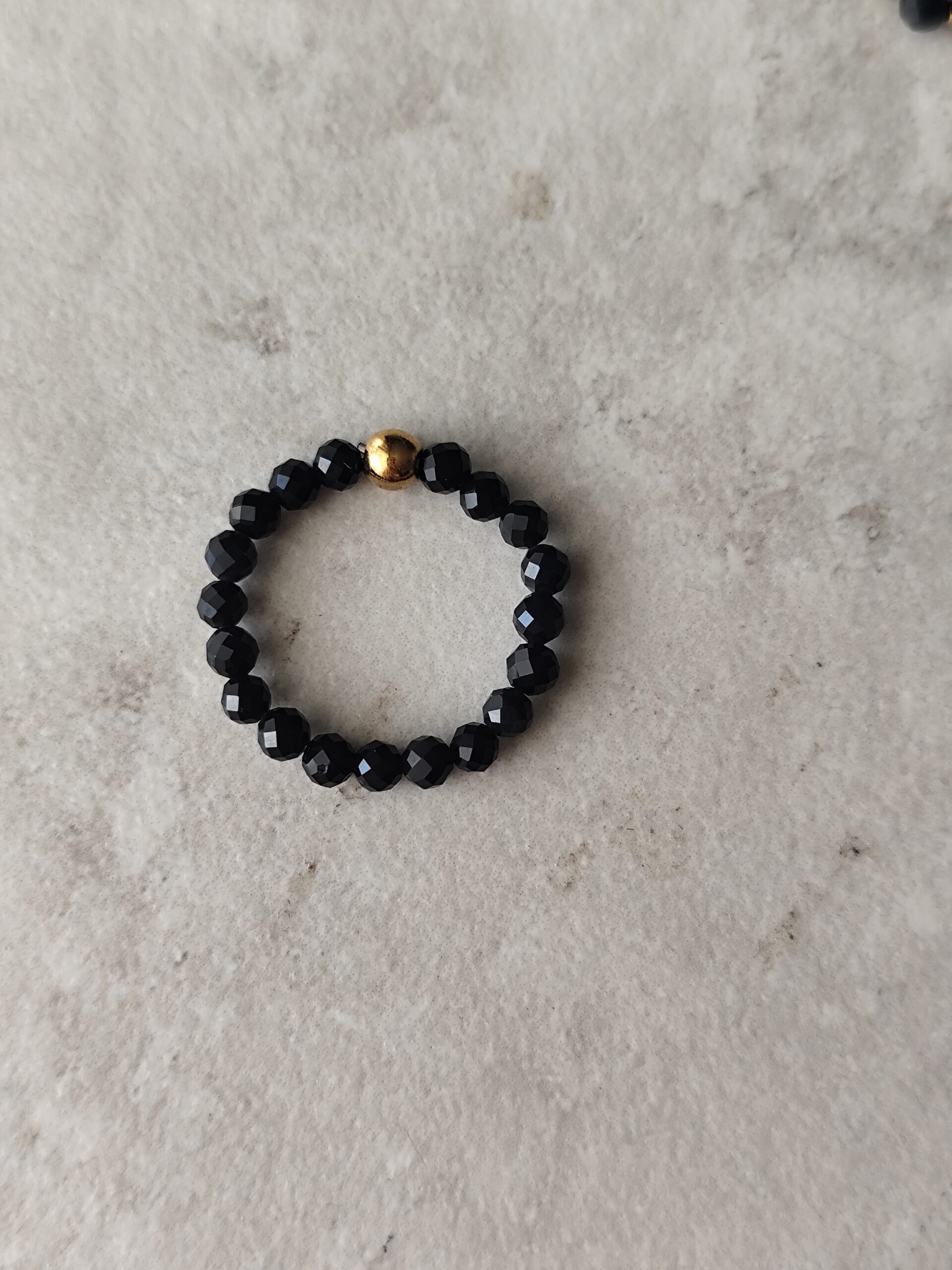 Pierścionek handmade wykonany ze spinelu i złotego hematytu