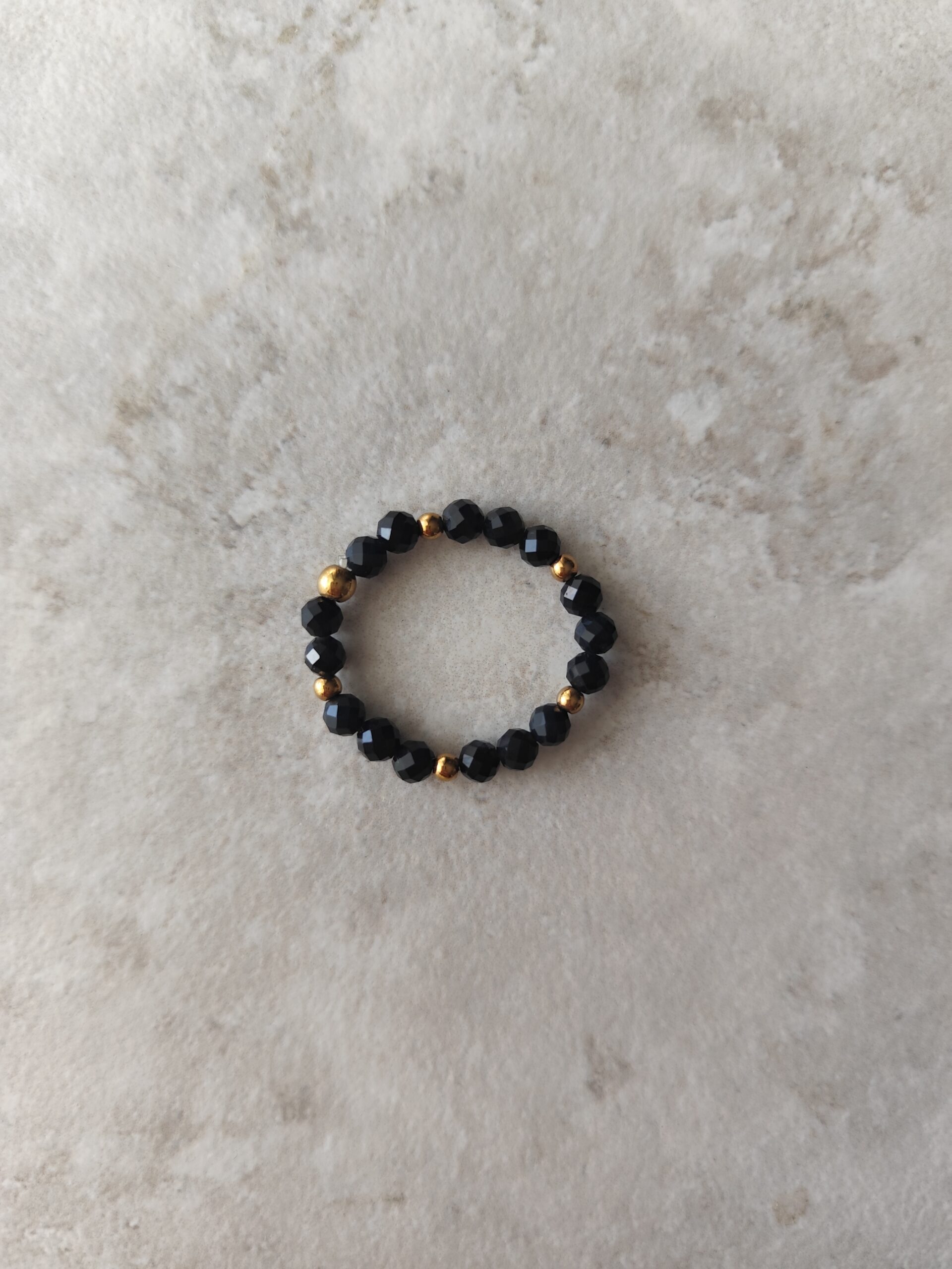 Pierścionek handmade wykonany ze spinelu i złotego hematytu